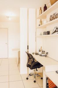 een kantoor met een bureau en een stoel bij Vista Panorâmica - Hotel Vision in Brasilia +25 foto's