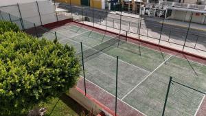eine Aussicht auf einen Tennisplatz in einer Stadtstraße in der Unterkunft Apartamento PARADISE Solo Familias in Gandía