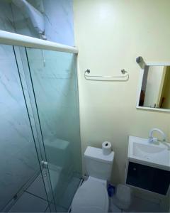 une salle de bains avec douche, toilettes et lavabo dans l'établissement Locapart Hospedagens - Centro, à Chapecó 14 autres photos