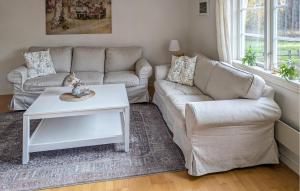 Khu vực ghế ngồi tại Awesome Home In Söderåkra With Wifi