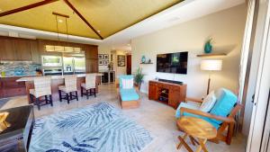 een woonkamer met een keuken en een eetkamer bij HARMONY VILLA Delightful 3BR Detached Home with Private Beach Club in Waikoloa
