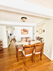 Un comedor con mesa y sillas en Charming 4BR 4BA Townhouse In Annandale, VA, en Annandale