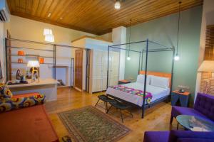 1 dormitorio con 1 cama y sala de estar en Char Me Hotel en Antalya