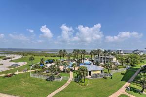 Bazén v ubytování Private Beach Access Galveston Resort Condo! nebo v jeho okolí