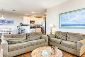 Posezení v ubytování Private Beach Access Galveston Resort Condo!