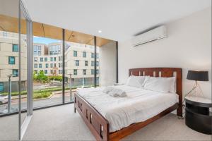 Ένα ή περισσότερα κρεβάτια σε δωμάτιο στο Light Filled 2BDR Loft in Kingston with Parking