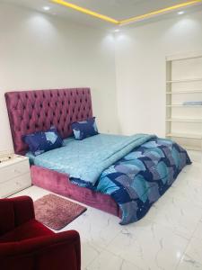 Un dormitorio con una cama grande con cabecero rojo. en Un luxe à Ngor, en Dakar