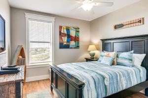 Postel nebo postele na pokoji v ubytování Private Beach Access Galveston Resort Condo! + 35 fotografií