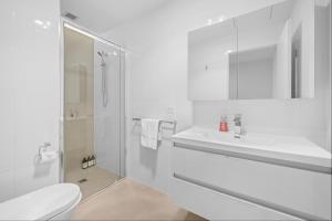 Ένα μπάνιο στο Light Filled 2BDR Loft in Kingston with Parking +12 φωτογραφίες