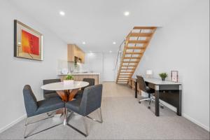 Φωτογραφία από το άλμπουμ του Light Filled 2BDR Loft in Kingston with Parking σε Kingston 