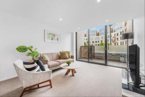 Μια τηλεόραση ή/και κέντρο ψυχαγωγίας στο Light Filled 2BDR Loft in Kingston with Parking