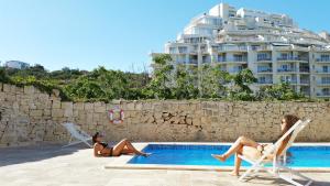 Der Swimmingpool an oder in der Nähe von Follow the Sun Boutique Hostel - Pool, Breakfast & Sea Views