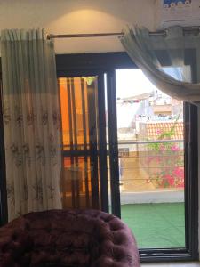 Una habitación con una ventana con cortinas y un sofá. en Un luxe à Ngor, en Dakar