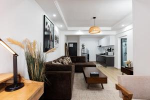 Η κουζίνα ή μικρή κουζίνα στο Tulia Marina Bay Square, Westlands-- Rooftop Pool & Gym, Workspace, On-site Café and Lounge Terrace Skyline Views