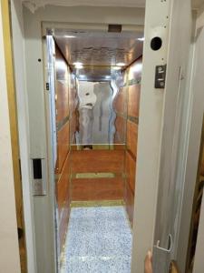 un couloir avec une porte vitrée donnant sur une pièce dans l'établissement Elephantine Hotel, à Assouan