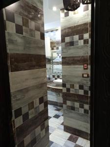 La salle de bains est pourvue d'une douche et d'un mur carrelé. dans l'établissement Elephantine Hotel, à Assouan 33 autres photos
