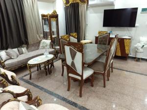 un salon avec une table et des chaises dans l'établissement Elephantine Hotel, à Assouan