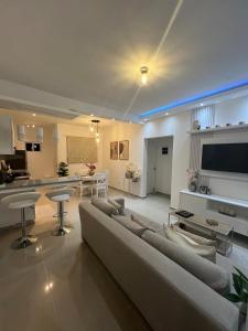 Μια τηλεόραση ή/και κέντρο ψυχαγωγίας στο Apartment with pool in the heart of Bayahibe