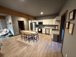 Kuchyň nebo kuchyňský kout v ubytování Chic Boho Groundfloor 2br In Town