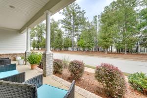 Κήπος έξω από το Aiken Townhome 5 Mi to Dtwn and Horse Track!