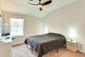 Ένα ή περισσότερα κρεβάτια σε δωμάτιο στο Aiken Townhome 5 Mi to Dtwn and Horse Track!