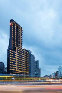 een hoog gebouw in een stad 's nachts bij citizenM Taipei North Gate in Taipei