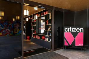 een winkel met een bordje op de muur bij citizenM Taipei North Gate in Taipei