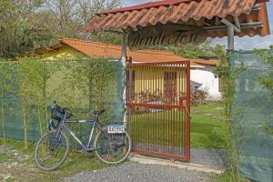 a bike parked next to a gate in front of a building at Cabañas DondeJosé in Valle de Anton