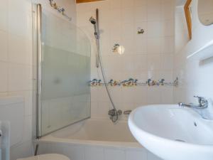 Koupelna v ubytování Brügglbach + 18 fotografií