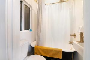 Koupelna v ubytování The Arts + 80 fotografií