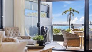 Posezení v ubytování Echoes - Luxury Home Beach Views Walk to Cafes