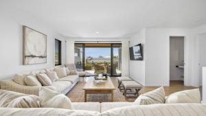 Φωτογραφία από το άλμπουμ του Echoes - Luxury Home Beach Views Walk to Cafes σε Woolgoolga