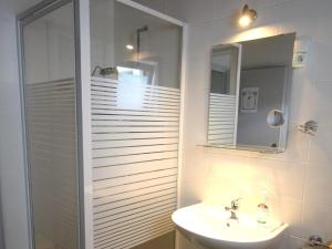 um banheiro branco com uma pia e um espelho em Yannsa em Untertweng mais 41 fotografias