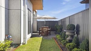 Φωτογραφία από το άλμπουμ του Echoes - Luxury Home Beach Views Walk to Cafes σε Woolgoolga