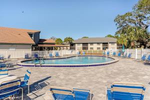 ブレーデントンにあるAmi, 2 Heated Pools, Img, 2 Hot Tubs, Pickleballの青い椅子とたくさんのプール