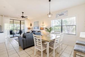 ブレーデントンにあるAmi, 2 Heated Pools, Img, 2 Hot Tubs, Pickleballのテーブルとソファのあるリビングルーム