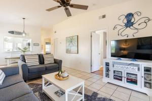 ブレーデントンにあるAmi, 2 Heated Pools, Img, 2 Hot Tubs, Pickleballのソファとテレビのあるリビングルーム