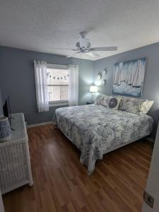 ブレーデントンにあるAmi, 2 Heated Pools, Img, 2 Hot Tubs, Pickleballのベッドと天井扇風機のある寝室 +68枚の写真