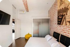 une chambre avec un lit et un mur de briques dans l'établissement Apartamento en Cartagena en la Ciudad Amurallada, à Bogotá 25 autres photos