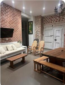 - un salon avec un canapé et des tables en bois dans l'établissement Apartamento en Cartagena en la Ciudad Amurallada, à Bogotá
