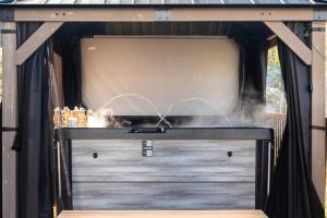 une scène d'où s'échappe de la fumée dans l'établissement Boho Vibes Cottage, à Sainte-Lucie-de-Doncaster