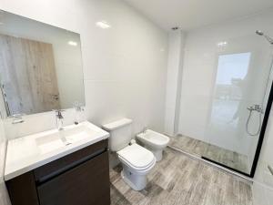 een badkamer met toilet, wastafel en douche bij Aero Suites Salta in Salta +17 foto's