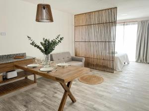 een woonkamer met een houten tafel en een bank bij Aero Suites Salta in Salta