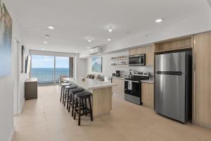 Nhà bếp/bếp nhỏ tại Oceanfront 3-BR Condo with Stunning Views