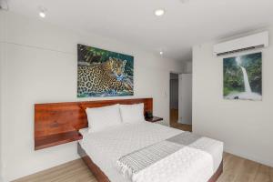 Giường trong phòng chung tại Oceanfront 3-BR Condo with Stunning Views