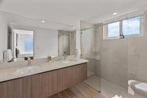 Phòng tắm tại Oceanfront 3-BR Condo with Stunning Views +25 ảnh