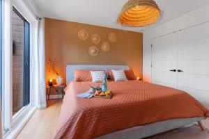 - une chambre avec un lit doté d'un couvre-lit orange dans l'établissement Boho Vibes Cottage, à Sainte-Lucie-de-Doncaster