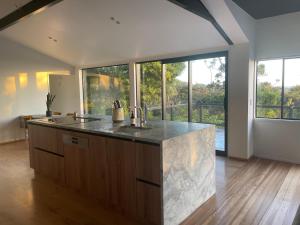 Köök või kööginurk majutusasutuses Spacious tree house with stunning harbour views