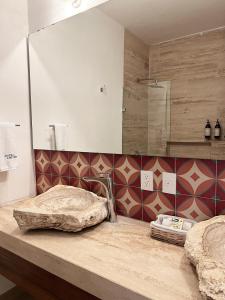 Un baño con encimera con lavabo y espejo. en Latino Hotel Boutique, en Tulum