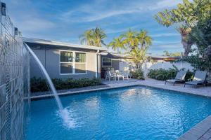 Bazén v ubytování Wilton Manors Twin Oasis | 2 Heated Pools, For 12 nebo v jeho okolí